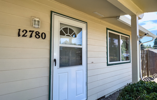 Spacious 3 Bedroom 1 Bath Ranch House  in Milwaukie! Washer and Dryer Included!