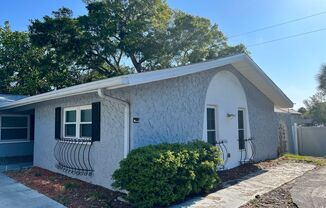Convenience in Largo/Clearwater 2/1 Triplex Apt