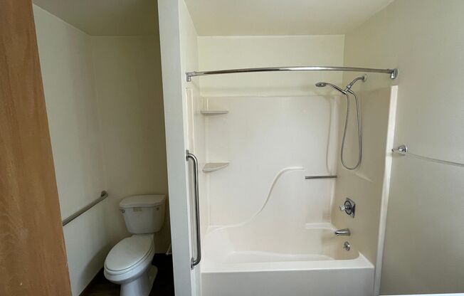 3 beds, 1 bath, 1,040 sqft, $1,800, Unit 3156-105