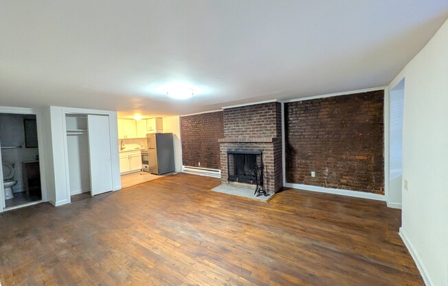 313 W 29 ST