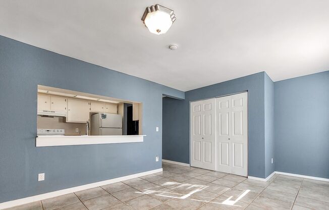Bright End-Unit Townhome Across from Edmonds College