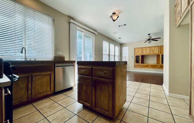 Beautiful 4bed / 3bath 3,281 SQFT Move in Ready !!