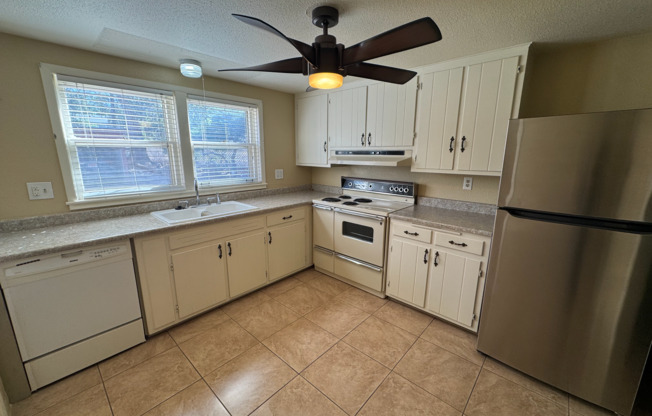 Move-In Special! FREE 50" TV for Qualified Tenants!