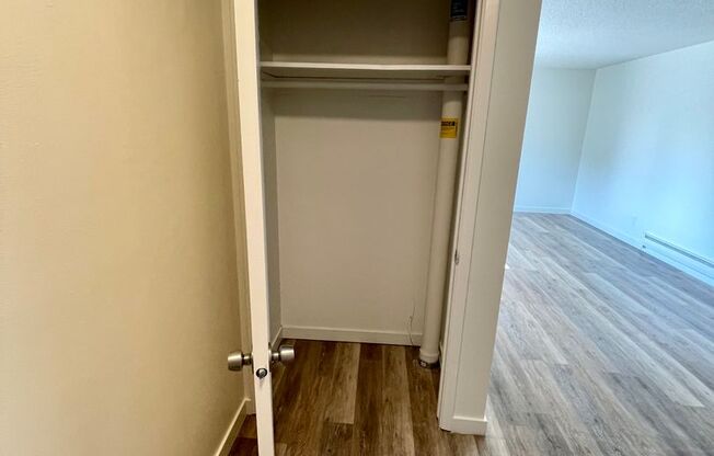 2 beds, 1 bath, 760 sqft, $1,100, Unit 10