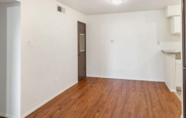 1 bed, 1 bath, $700, Unit Apt 12