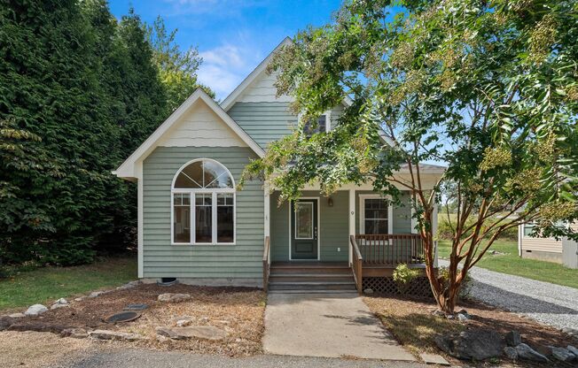 Charming Two-Level House in Candler