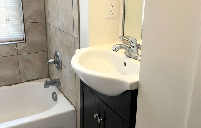 Studio, 1 bath, $850, Unit 1038-2B