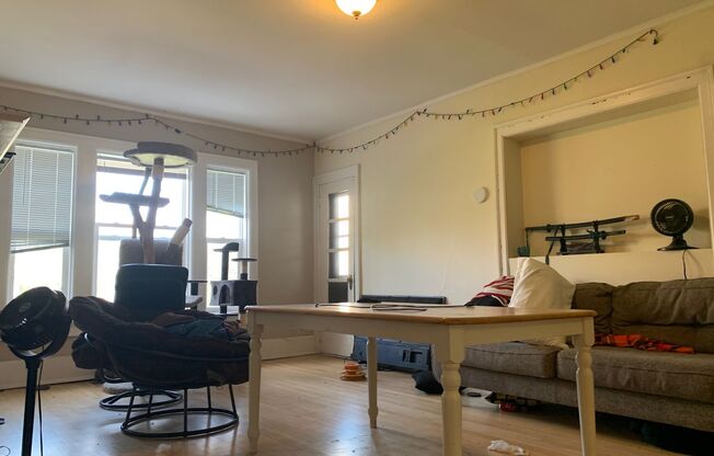 4 beds, 2 baths, $2,350, Unit 7