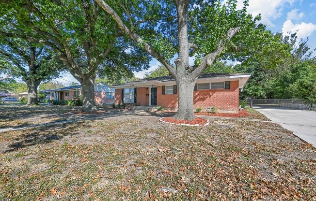 **HALF OFF YOUR SECOND MONTH** UPDATED and QUAINT 3 Bed, 1.5 Bath Home in Mckinney,TX!!