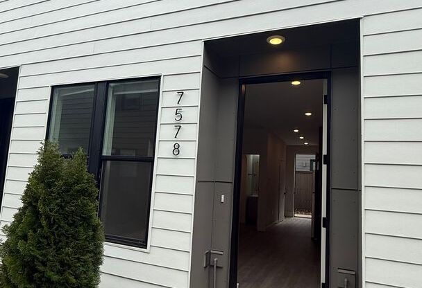 Modern 2-Bedroom Apartment in Gated St. Johns Community – Light-Filled, Pet-Friendly, and Move-In Ready