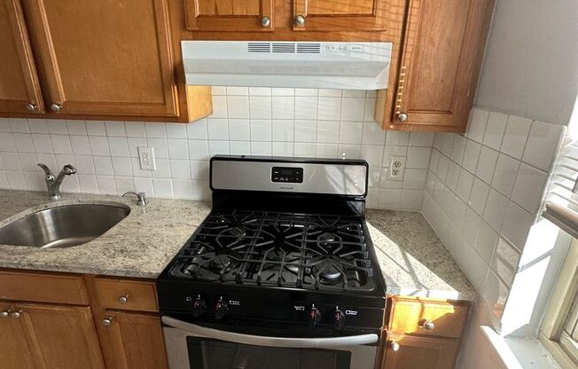 2 beds, 1 bath, 825 sqft, $2,250, Unit S041
