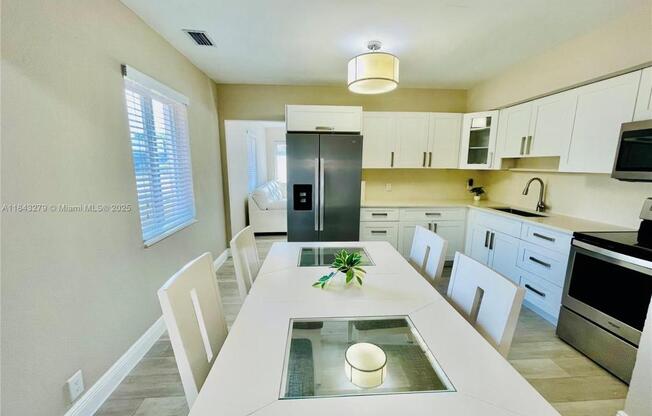 1002 S 27 AVE