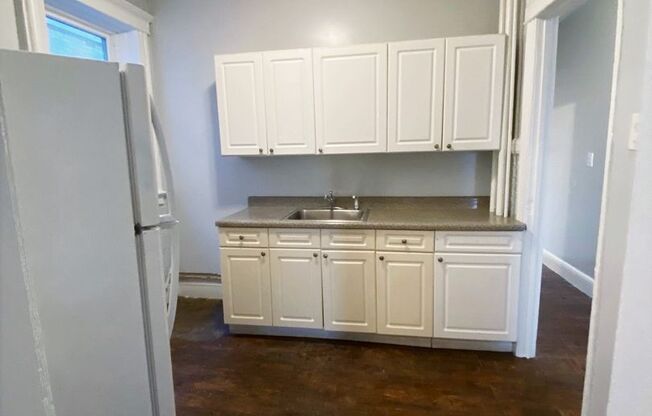 2 beds, 1 bath, $2,050, Unit D4