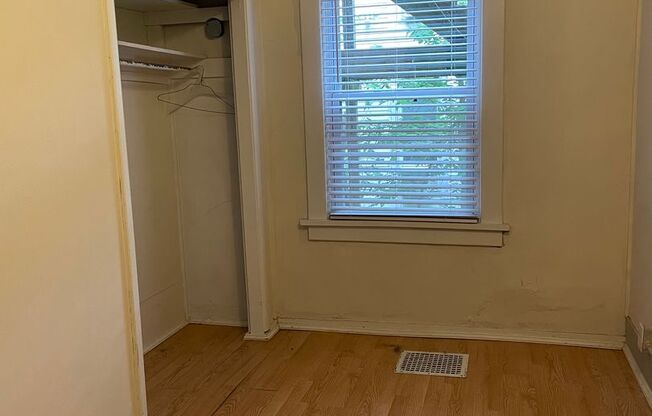 2 beds, 1 bath, $1,195, Unit 712 W Illinois #2