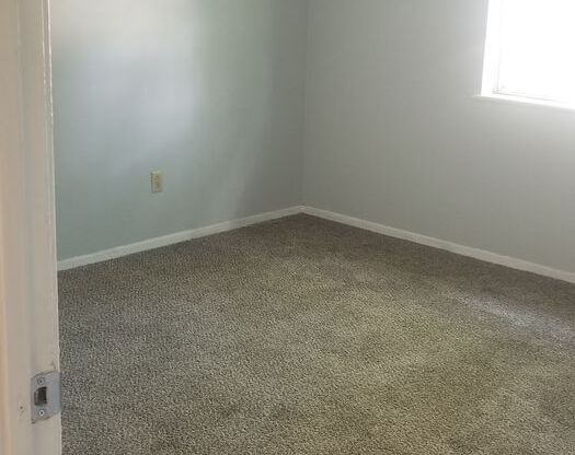 3 beds, 1 bath, $1,300