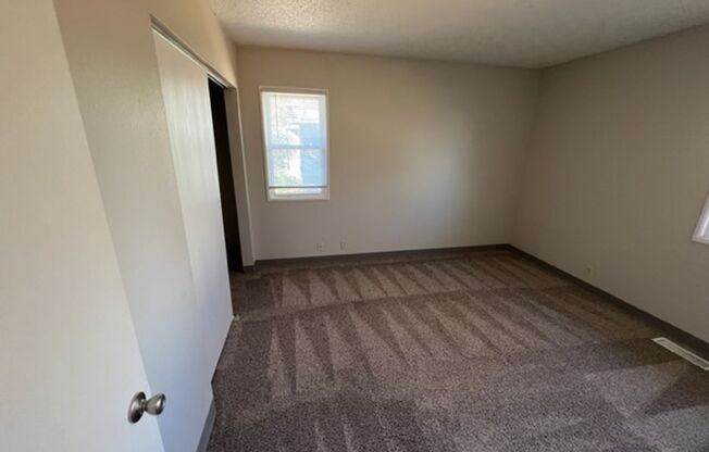 2 beds, 1 bath, $1,175, Unit 2575NE