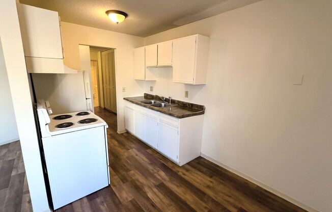 2 beds, 1 bath, $1,300, Unit 201