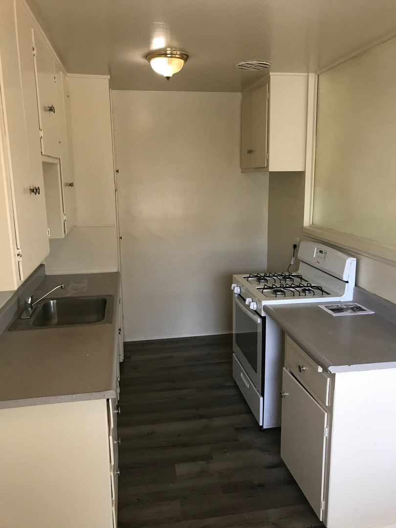 ONE BEDROOM APARTMENT UPPER UNIT IN LONG BEACH--CALL US TODAY!