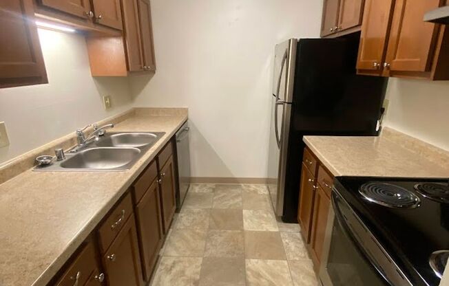 2 beds, 1 bath, 760 sqft, $950, Unit 14 - Upper