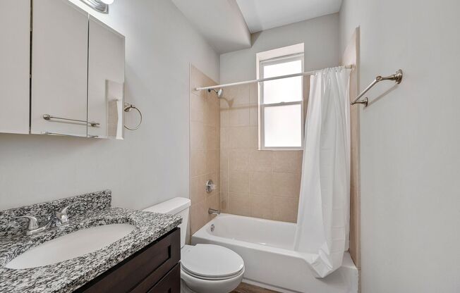 3 beds, 2 baths, 1,345 sqft, $2,150, Unit 4143 S. Michigan Ave #1