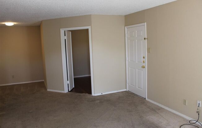 Cozy 2 bedroom Condo in Far North Dallas with a pool view!