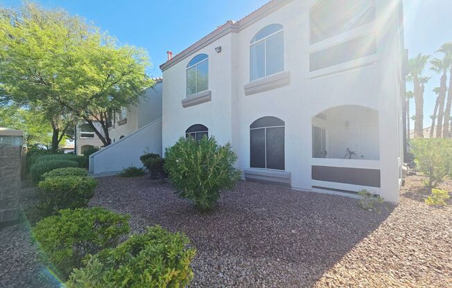 CHARMING 2BD/2BA CONDO IN HENDERSON! W/ COMMUNITY POOL