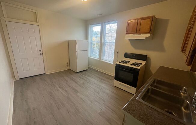 3 beds, 1 bath, $2,000, Unit 1650 # 3F