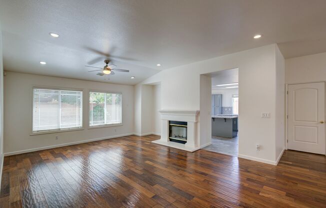 2573 E Skyview
