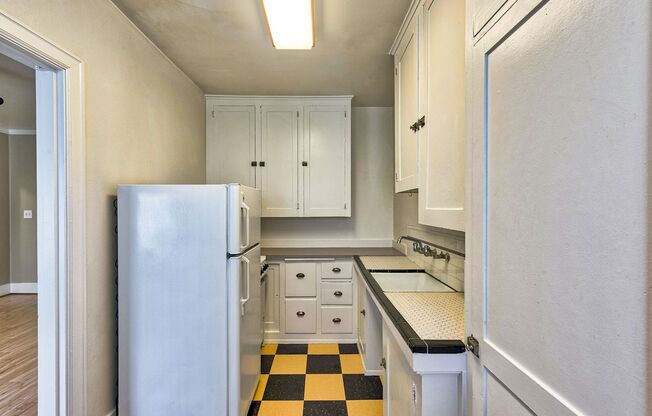 Studio, 1 bath, 600 sqft, $1,050, Unit 211