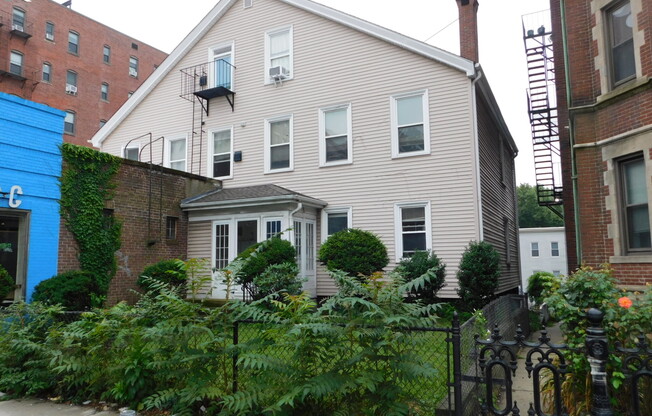 898 MASSACHUSETTS AVE