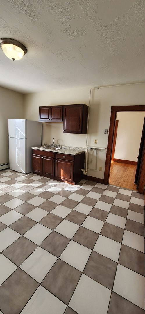 3 beds, 1 bath, $1,600, Unit 1