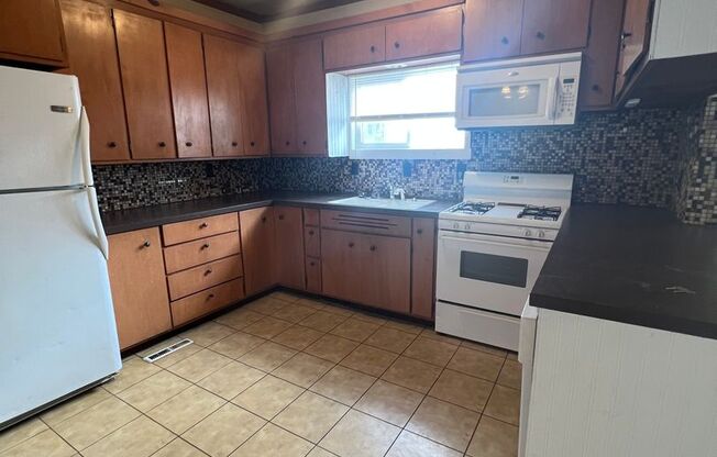 3 beds, 1 bath, $1,200, Unit Unit B