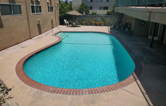 Encino Plaza Apartments