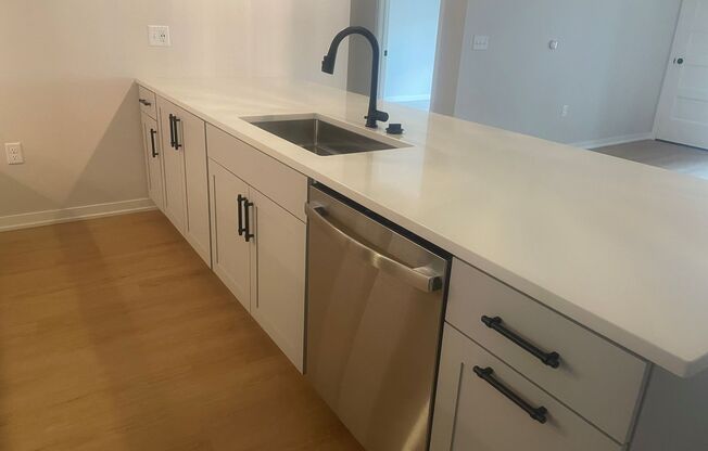 1 bed, 1 bath, 1,013 sqft, $2,989, Unit 102