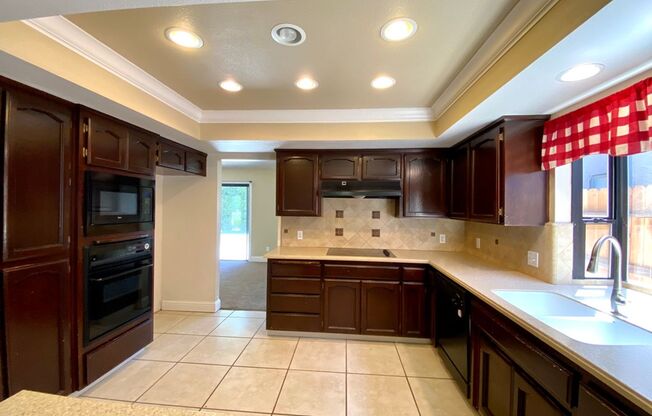$2,295 Bullard & Fowler, 3 Bedroom - Amber Ave, Clovis