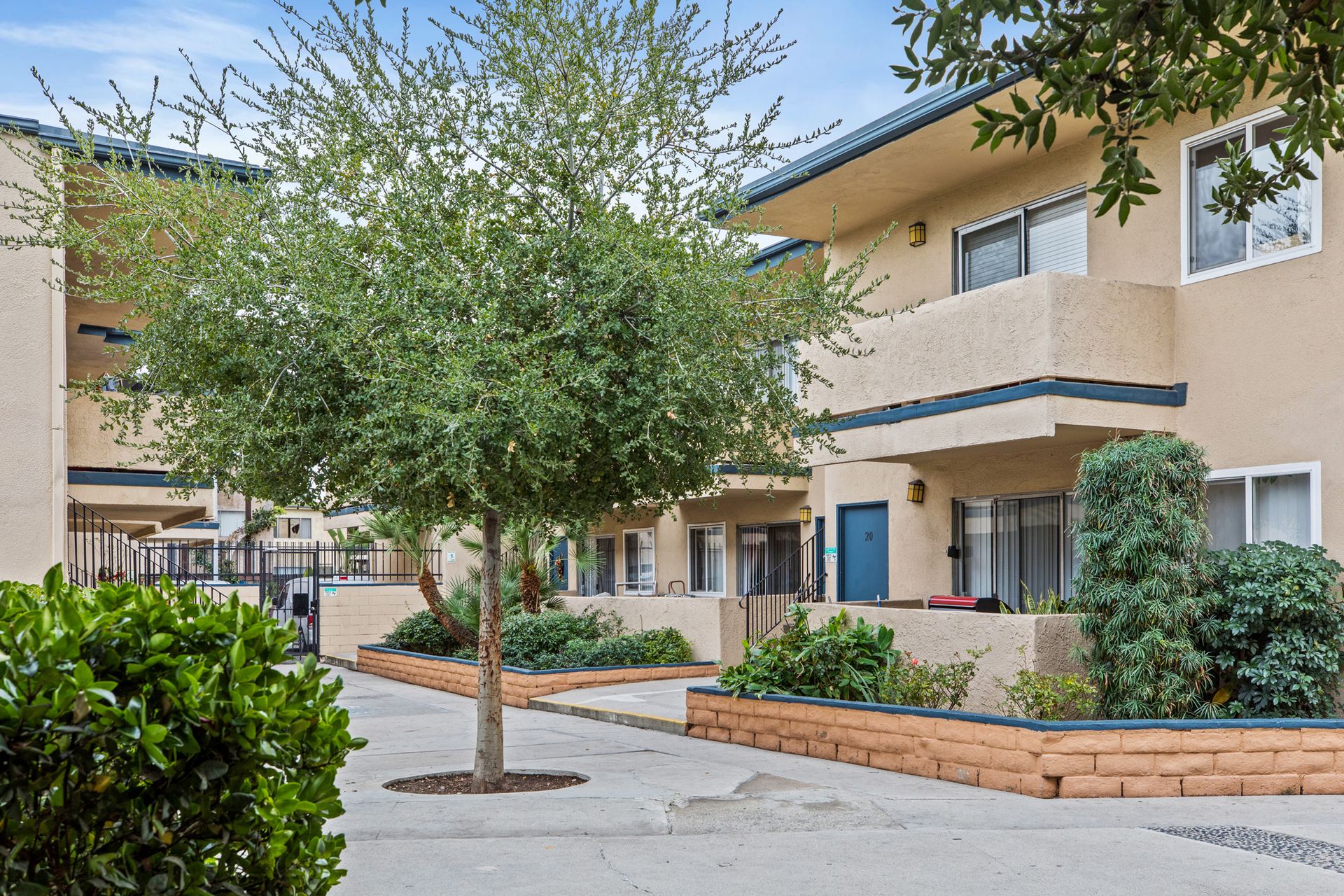 Tarzana Court Apartments