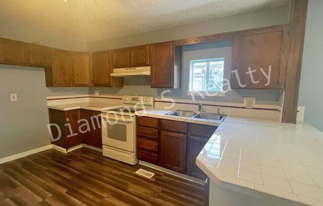 3 beds, 1.5 baths, $1,000