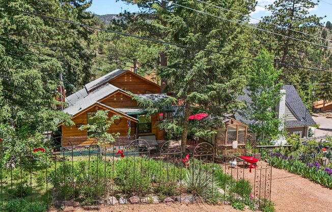 Cozy Green Mountain Falls Cottage