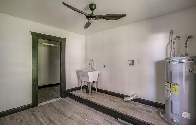 Efficiency Garage Apartment in the Historic Southside District- 76110