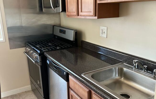 2 beds, 1 bath, 800 sqft, $1,700, Unit 2502-204