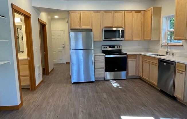 3 beds, 1 bath, $1,600, Unit 1210 #202