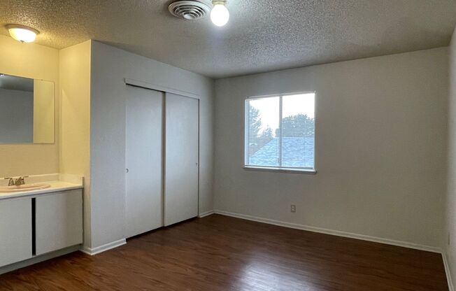 2 beds, 1 bath, 833 sqft, $1,109, Unit 10