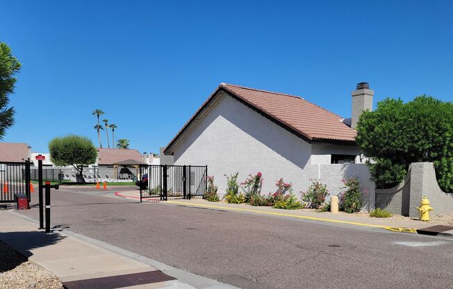 3 Bed 2 Bath Single Story Townhome Community Pool and Gated  in Central Phoenix!!