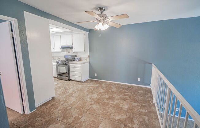 Spacious 3-Bedroom Townhome with Community Amenities in Canyon Country!