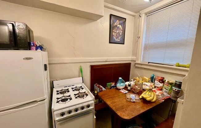 Studio, 1 bath, $875, Unit 15