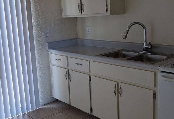 2 beds, 1 bath, $1,350, Unit 109