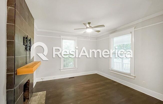 2 Bedroom/1 Bathroom Midtown Charmer!