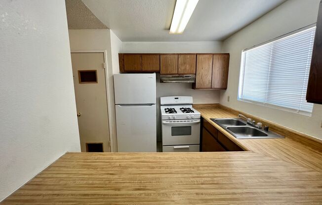 2 beds, 1.5 baths, 875 sqft, $900, Unit B