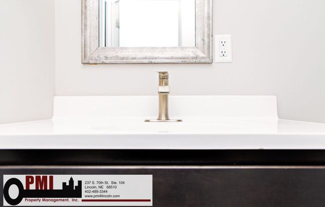 2 beds, 1 bath, $1,000, Unit 4001 Holdrege St. #2