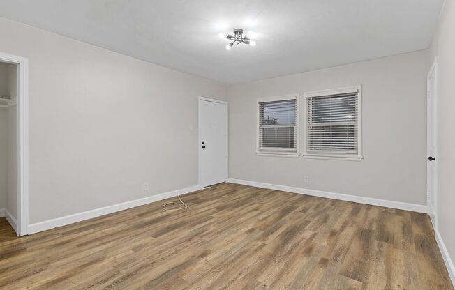 150-154 W Hillcrest Blvd